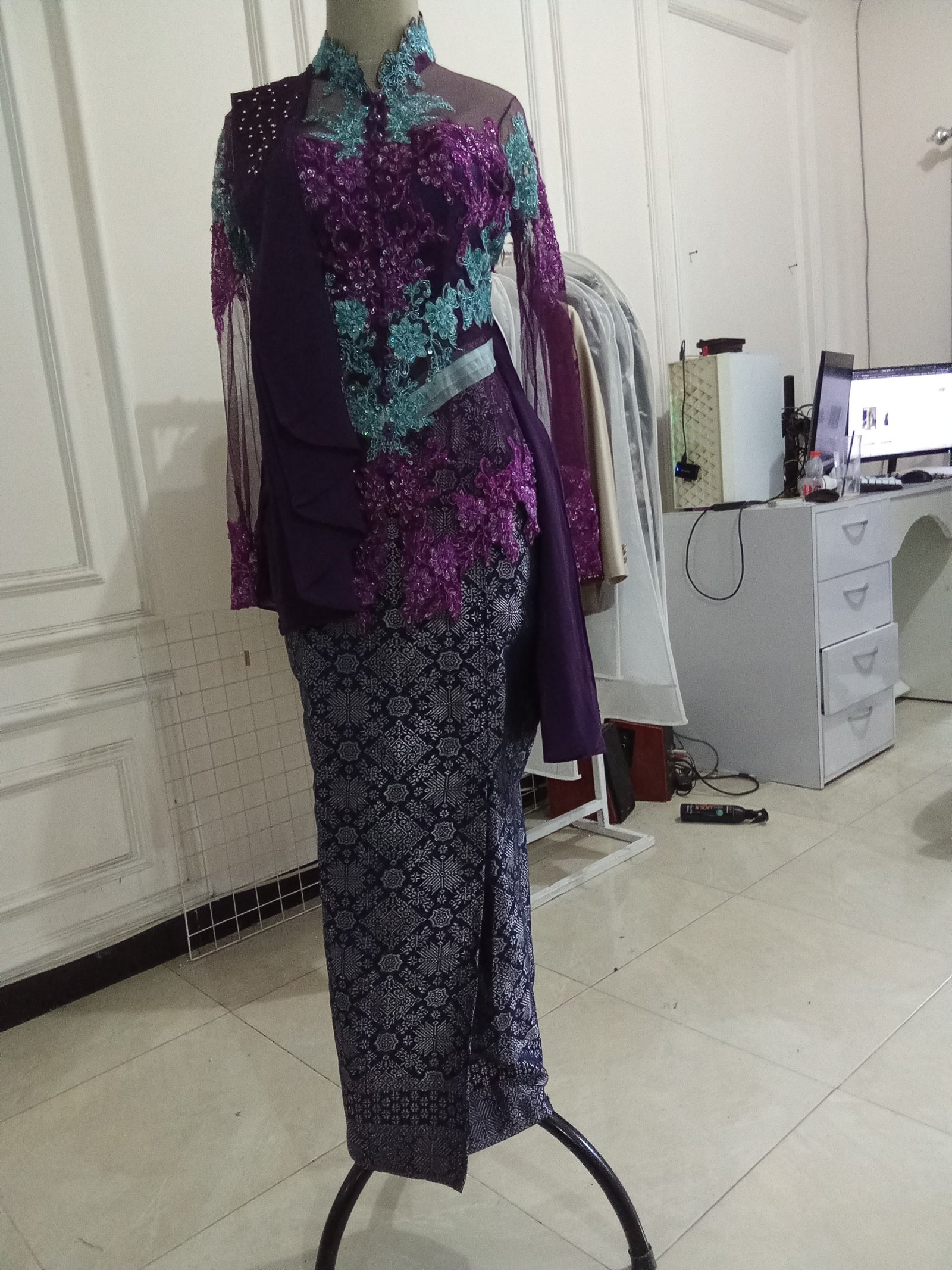 Kebaya ungu silver