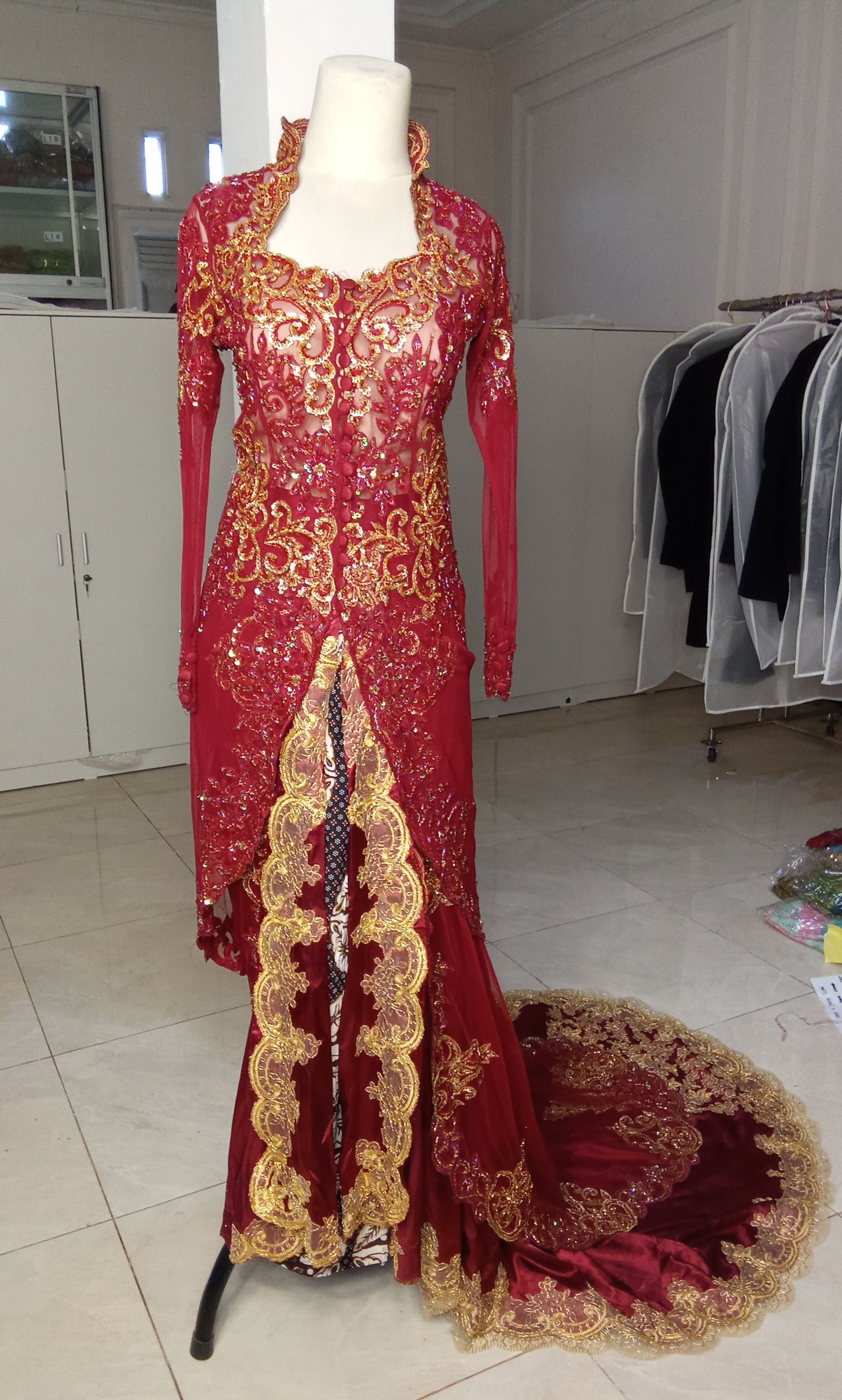 Kebaya maron gold