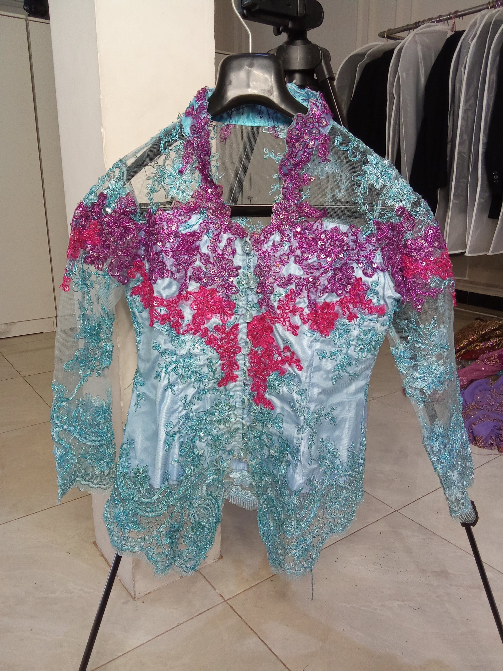 Kebaya biru ungu