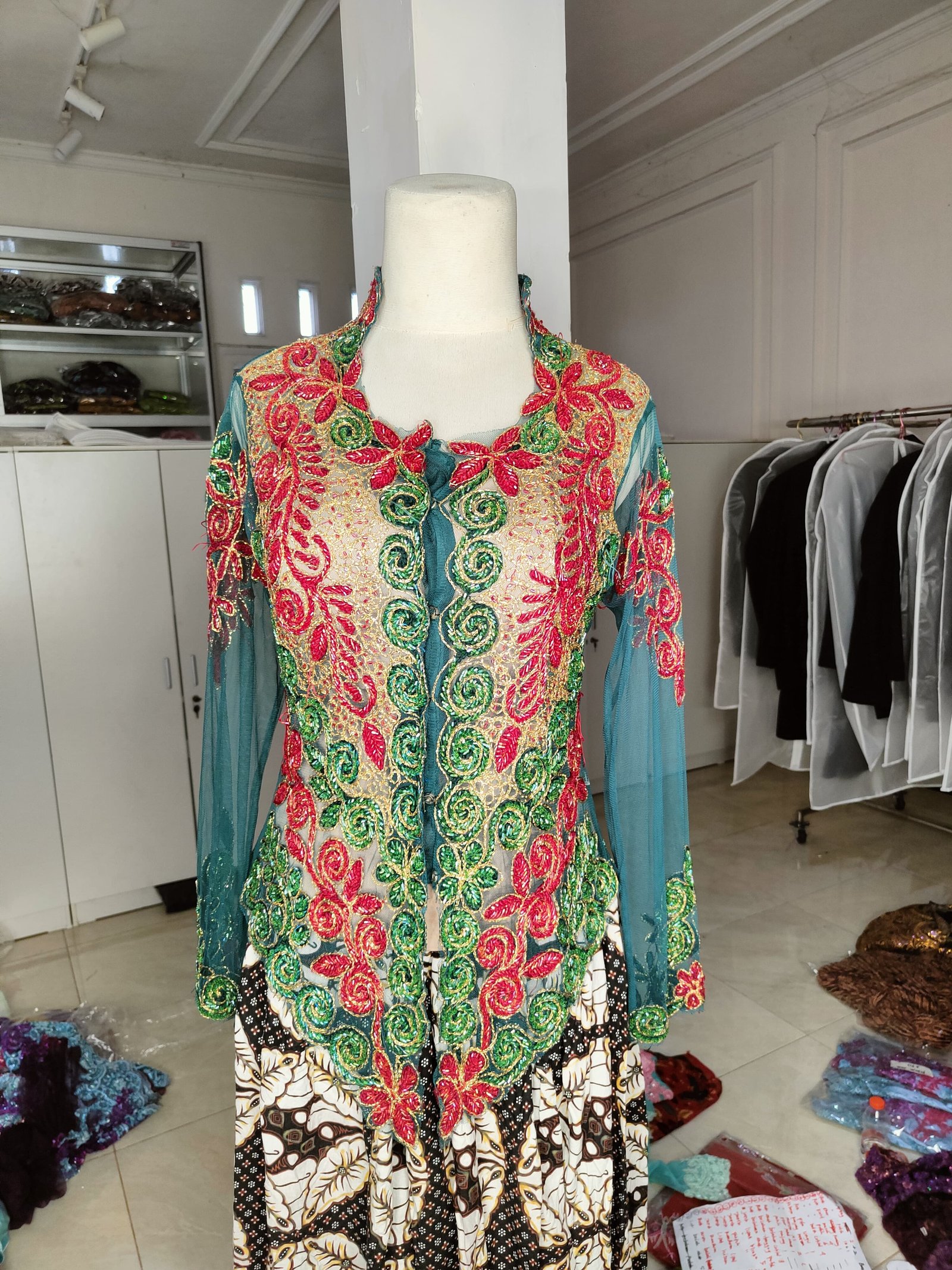 Kebaya jotol merah