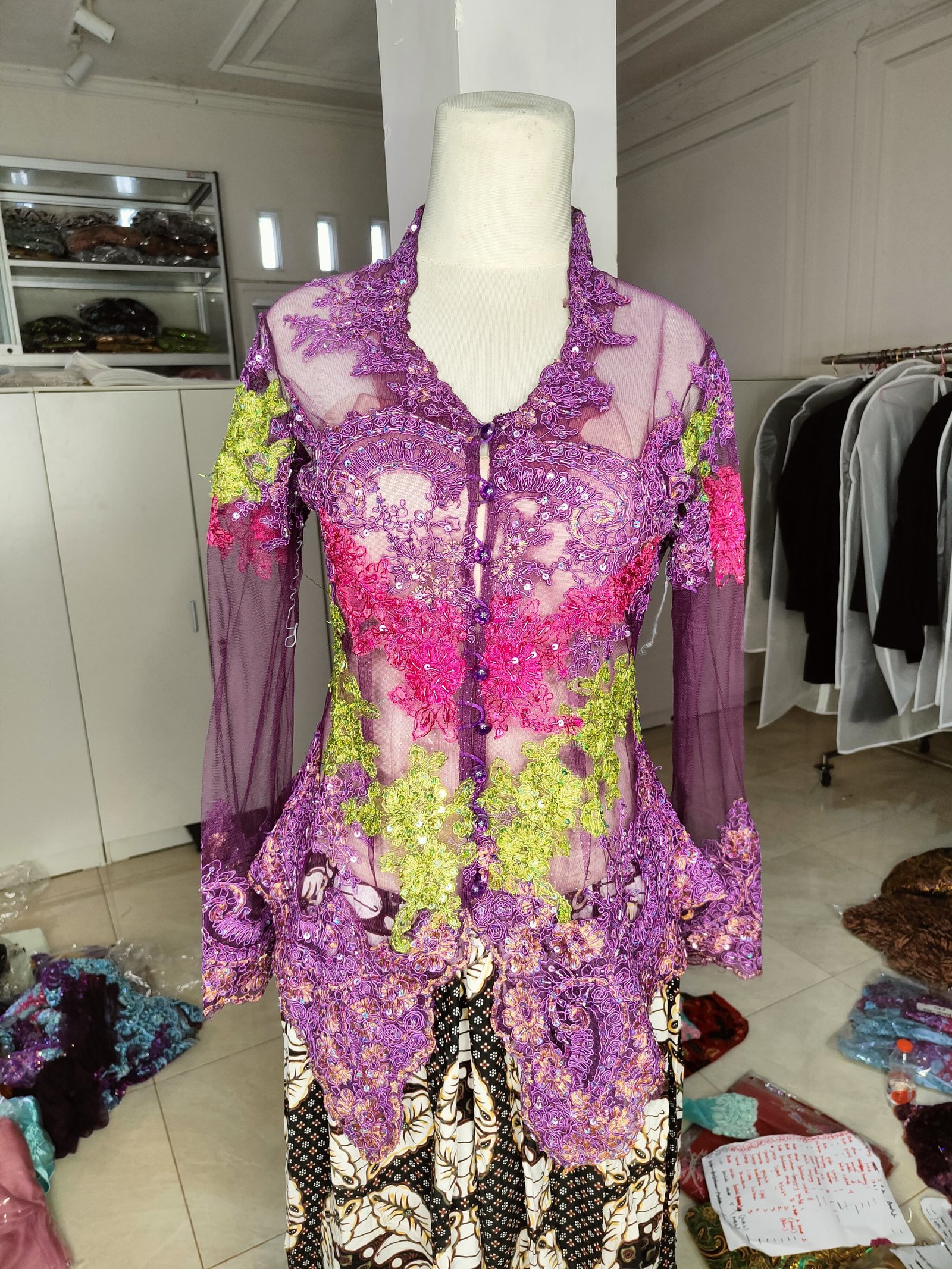 Kebaya ungu merah
