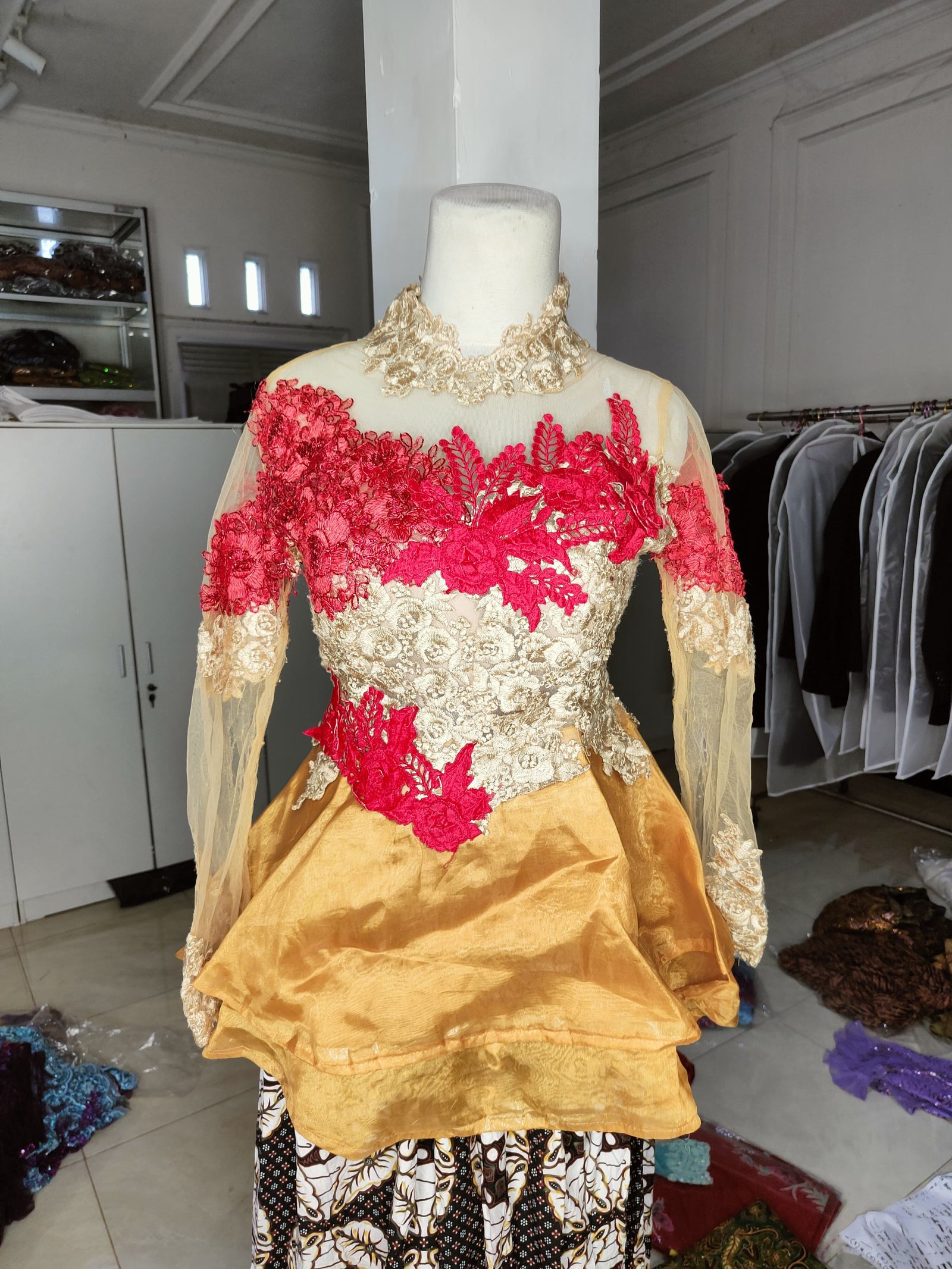 Kuning bunga merah