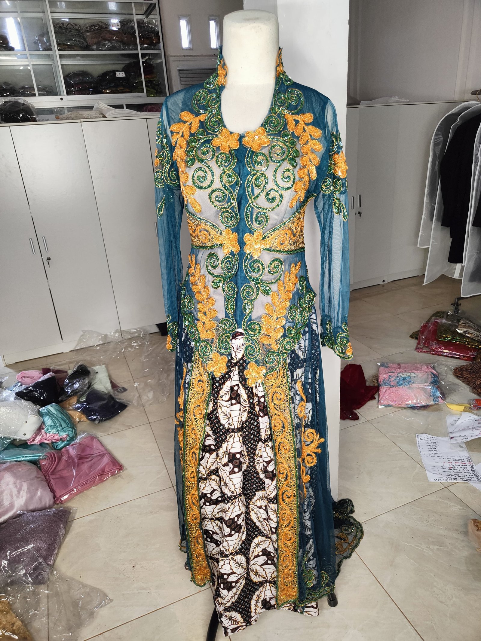 Kebaya hijau gold panjang ekor