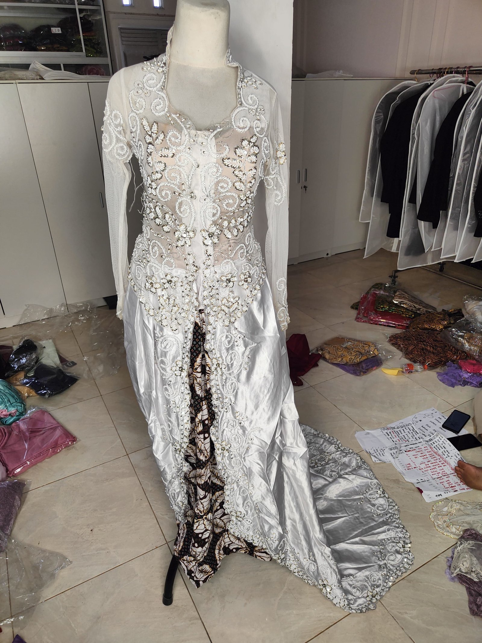 Kebaya panjang ekor