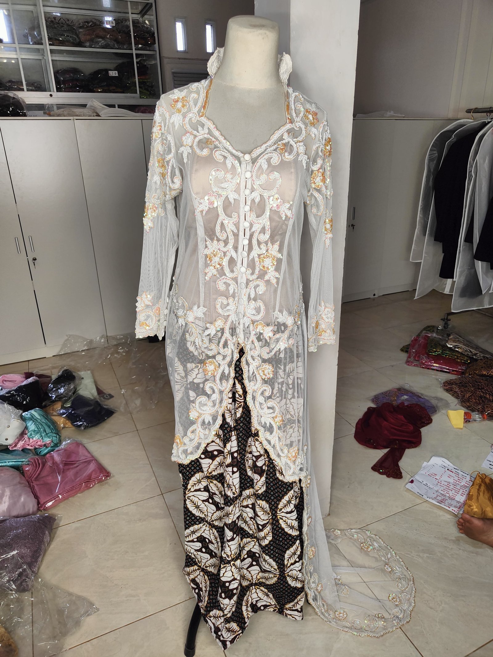 Kebaya panjang ekor