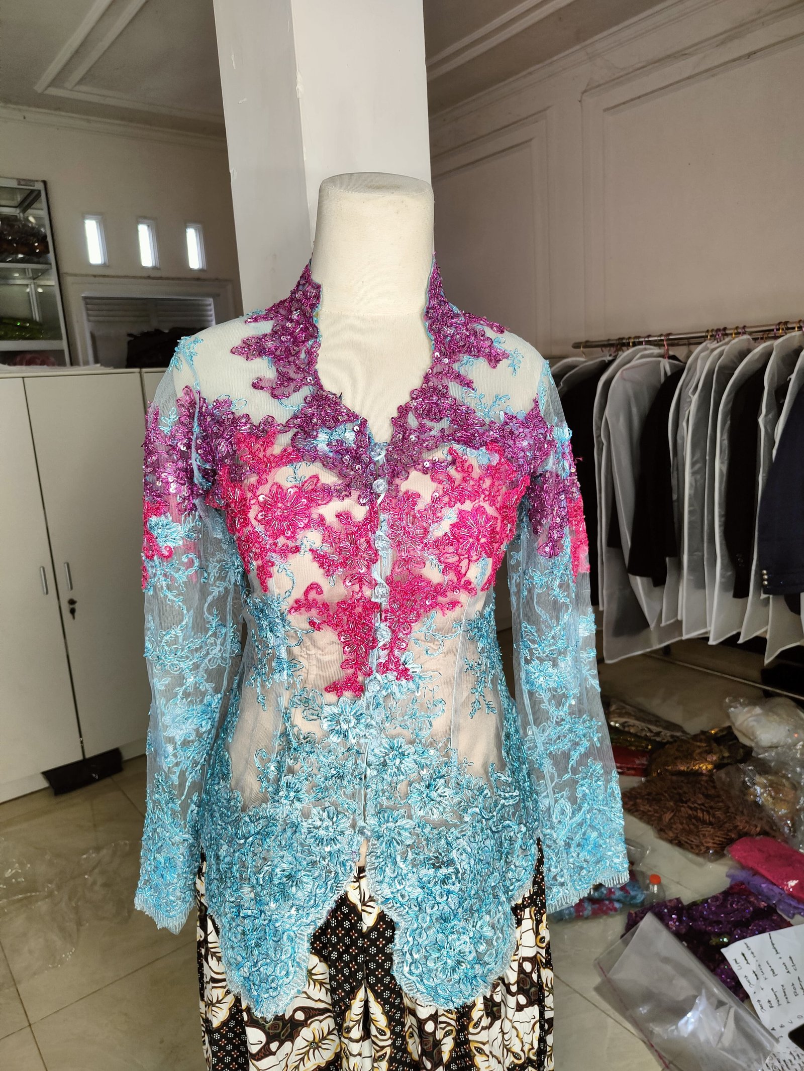 Kebaya tosca merah