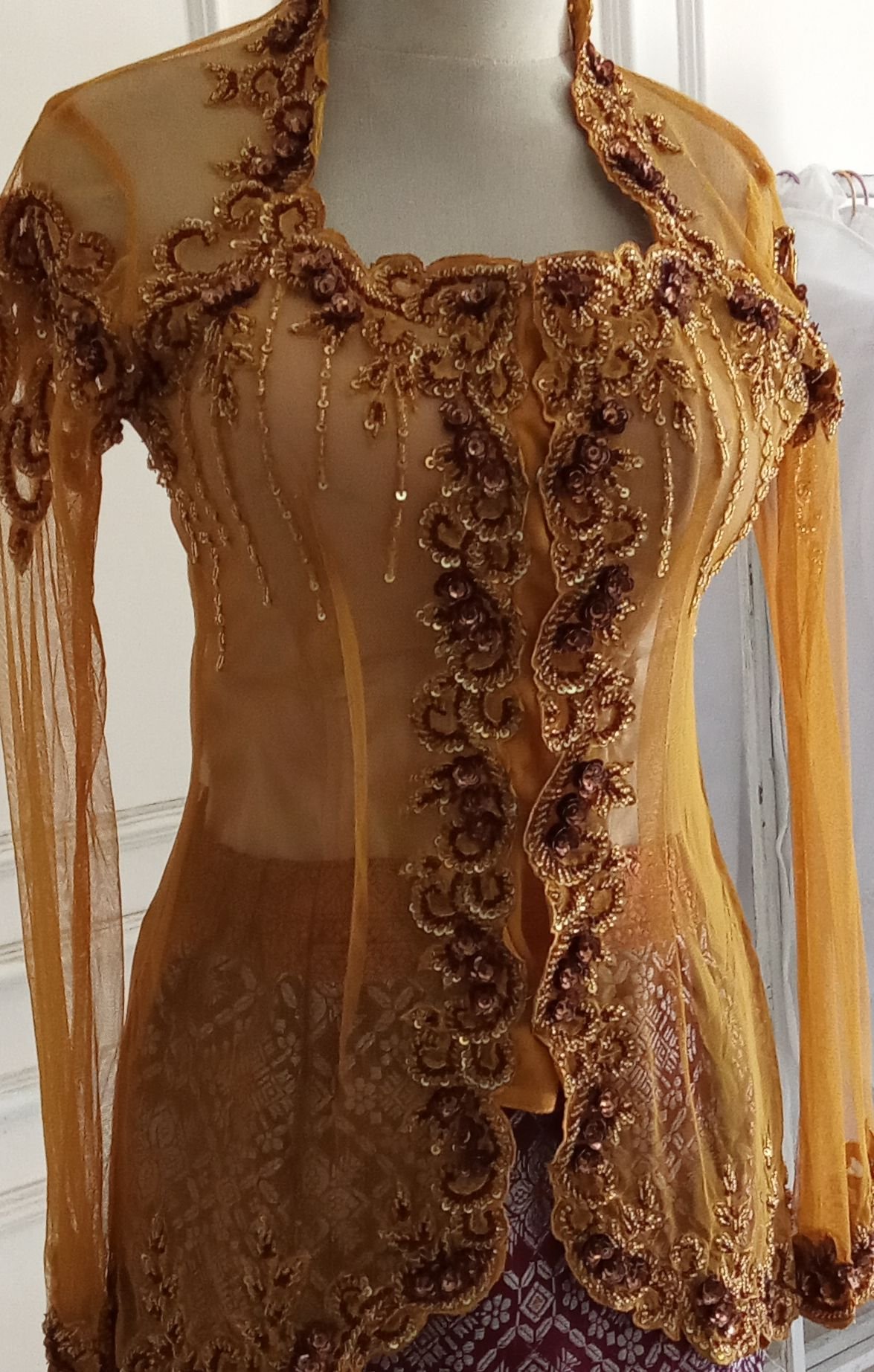 Kebaya coklat gold