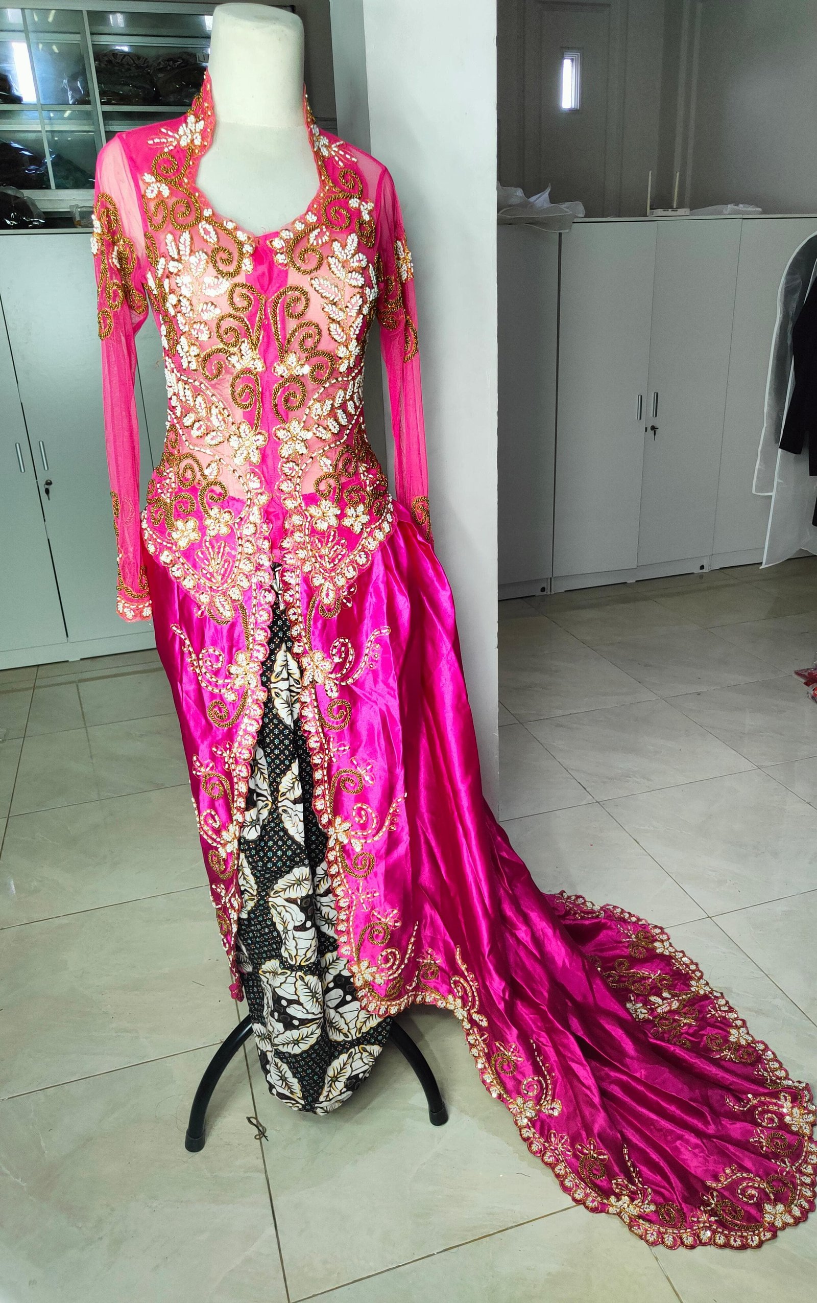 Kebaya pink Ekor