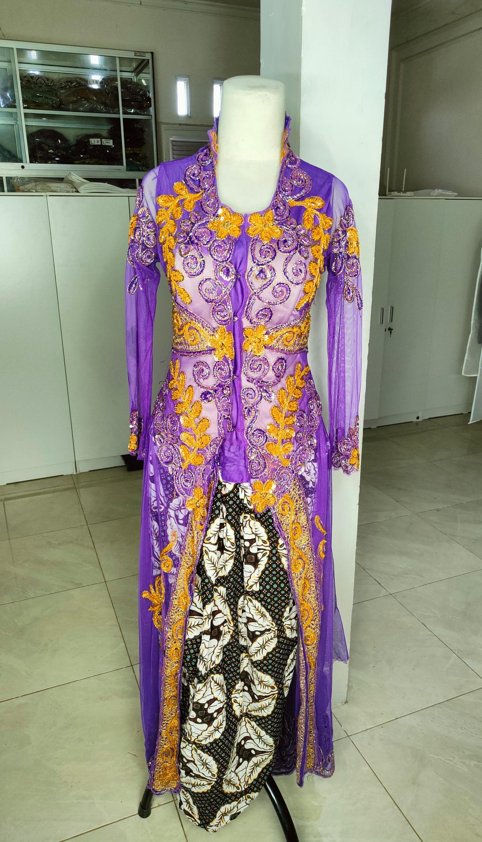 Kebaya ungu panjang