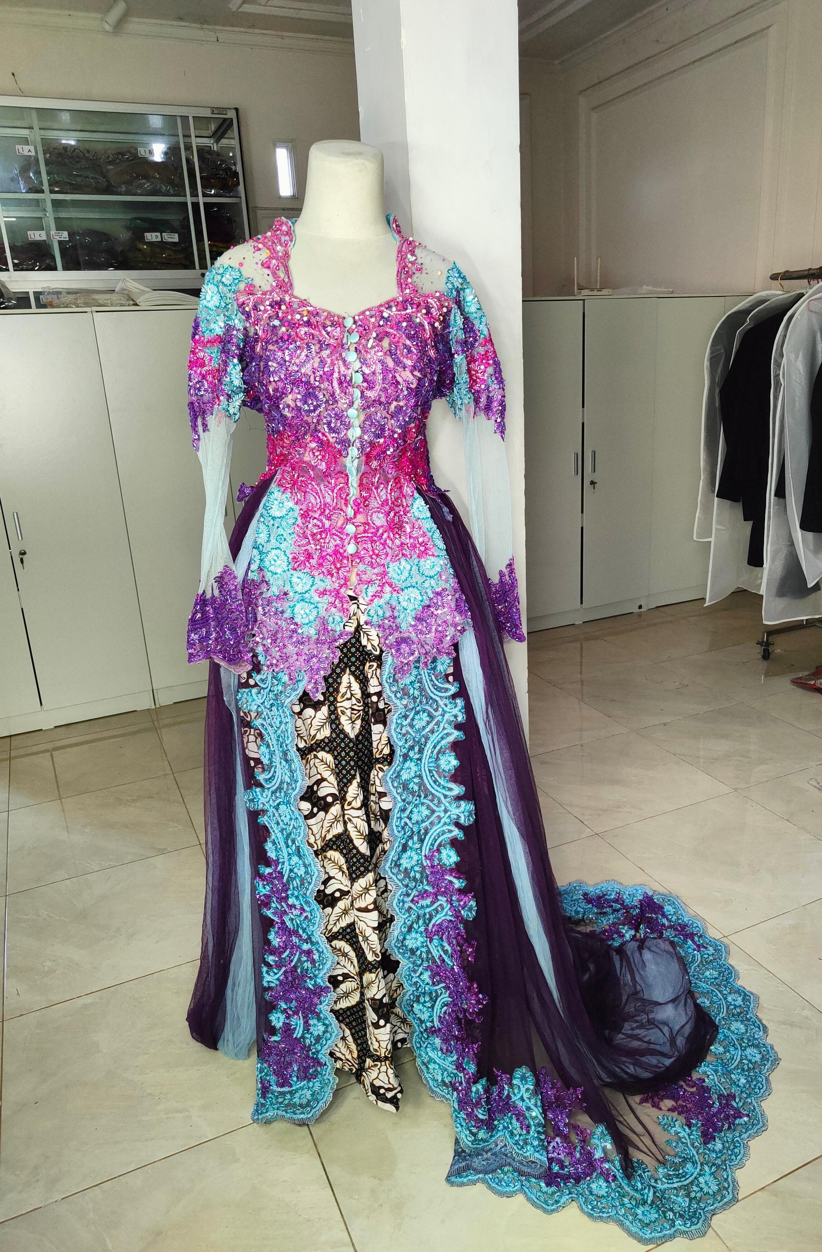 Kebaya set ungu