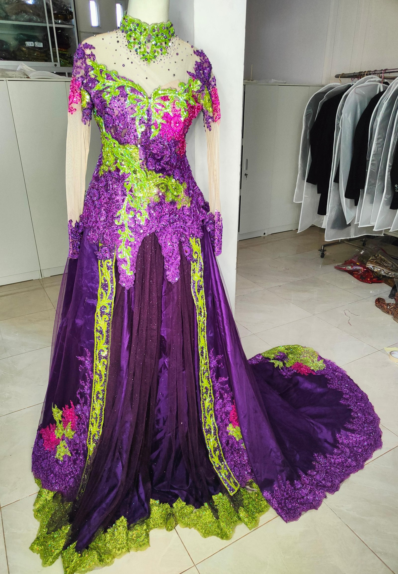 Kebaya set ungu