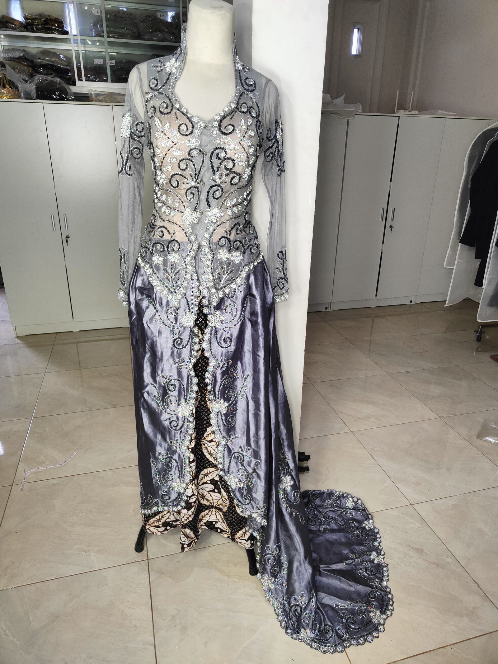 Kebaya ekor